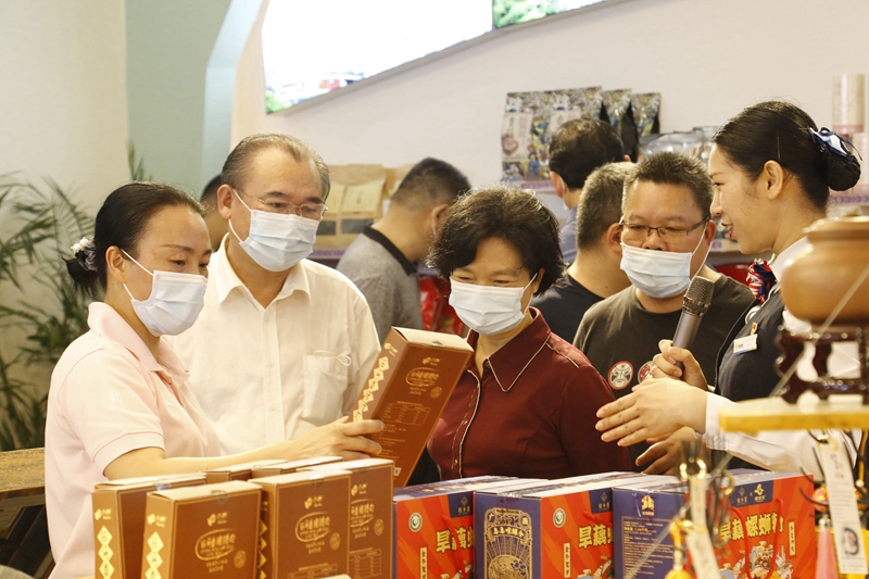 10.參觀那馬服務區(qū)扶貧產品展銷廳，此為廣西高速公路第一家扶貧產品展銷廳.JPG