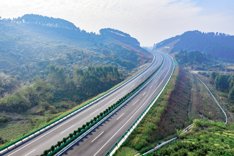 6.高速公路與群山相連，植被覆蓋率高，與原生態(tài)環(huán)境恢復(fù)有機(jī)結(jié)合.jpg